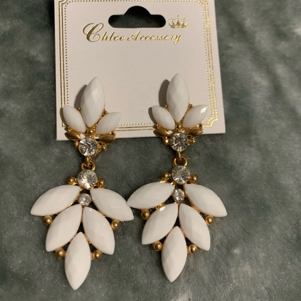 WHITE AND GOLD EARRINGS